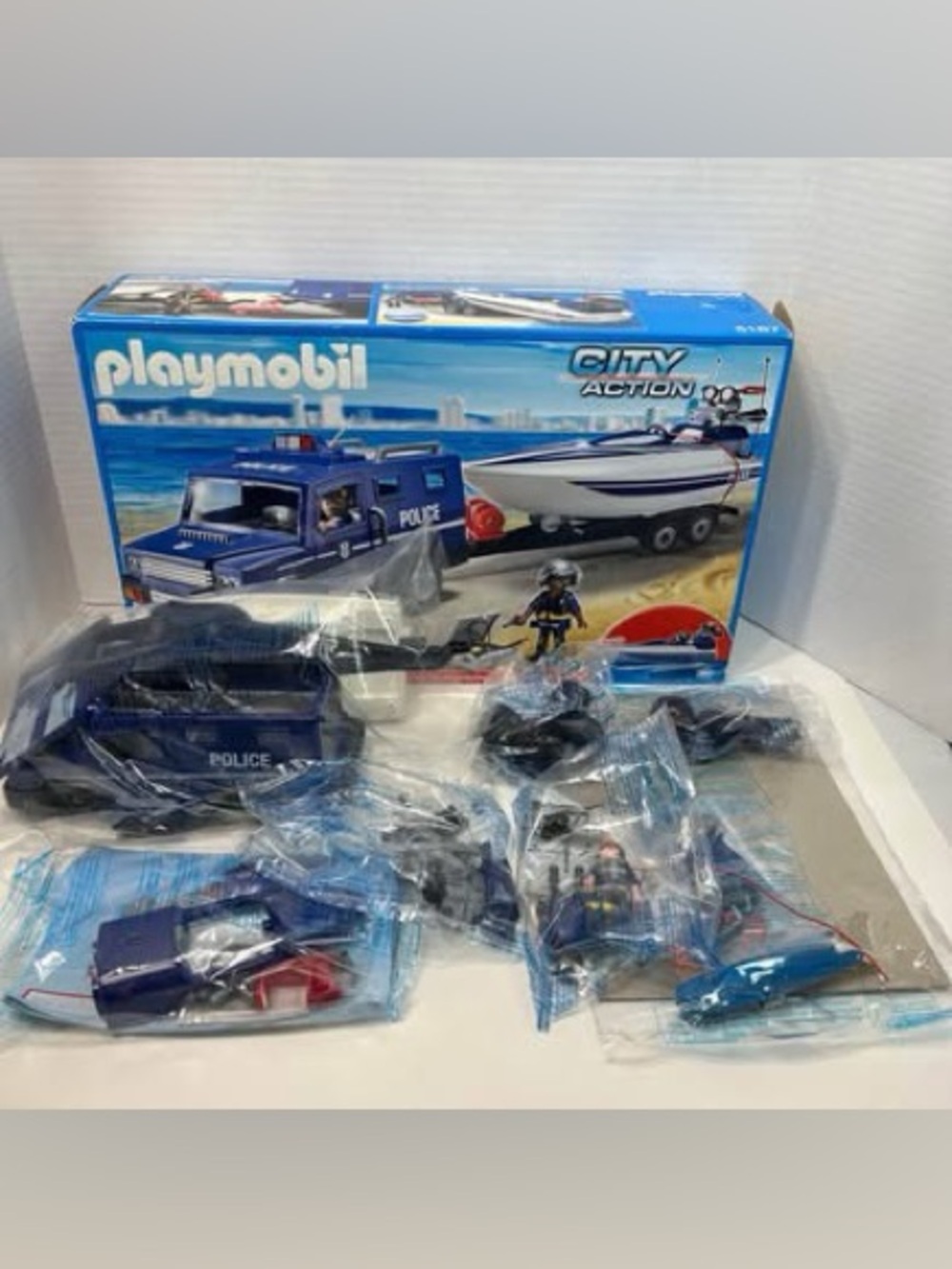 Playmobil city action #5187 police truck with speed boat complete set NEW